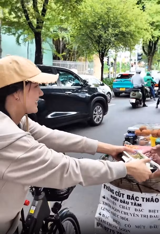 Chia sẻ về hành động này, bà xã Mạc Hồng Quân cho biết: "Việc em làm bắt đầu từ khi con em vào năm học mới. Vô tình em lướt qua những mảnh đời chật vật mưu sinh giữa Sài Gòn rộng lớn và em nghĩ mình có thể chia sẻ bữa cơm gia đình với họ....