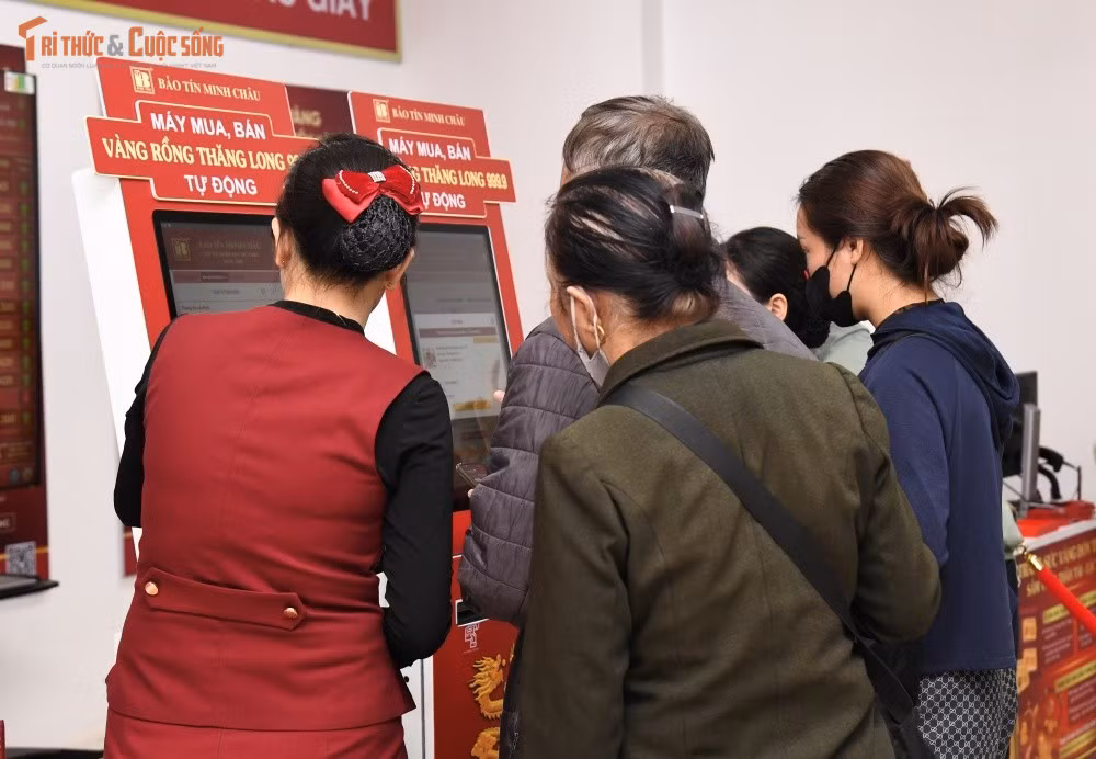Cuối cùng, sự kết hợp giữa truyền thống và công nghệ đang vẽ nên một diện mạo mới cho việc mua vàng dịp lễ: người dân vẫn giữ thói quen lấy vía đầu năm, nhưng giờ có thêm lựa chọn để thực hiện nhanh, an toàn và ít căng thẳng hơn.