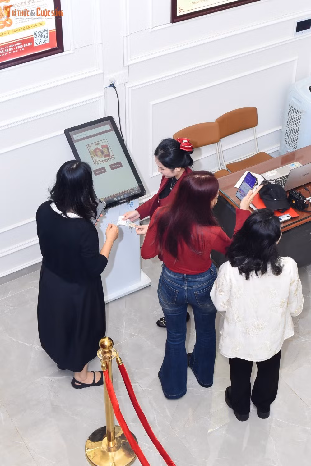 Với nhiều cửa hàng tiếp tục mở rộng điểm đặt kiosk và nâng cấp hình thức thanh toán, mùa vía Thần Tài trong tương lai có thể bớt cảnh xếp hàng, nhưng vẫn giữ được không khí trang trọng đầu năm.