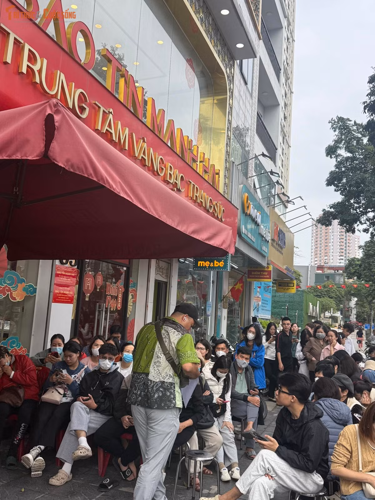 Không chỉ là mua vàng truyền thống, nhiều người còn mang theo điện thoại, tranh thủ đặt trước sản phẩm qua ứng dụng bán hàng trực tuyến của các thương hiệu lớn, nhằm tránh phải xếp hàng quá lâu. Một số cửa hàng còn triển khai dịch vụ đặt cọc trước – trả vàng sau ngày vía Thần Tài – để phục vụ nhu cầu đông đảo của khách.