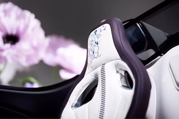 Nội thất của Bugatti W16 Mistral Caroline là sự hòa quyện tinh tế giữa da cao cấp màu trắng Blanc và tím Minuit, với các họa tiết thêu phức tạp được thực hiện thủ công bởi các nghệ nhân lành nghề của thương hiệu.