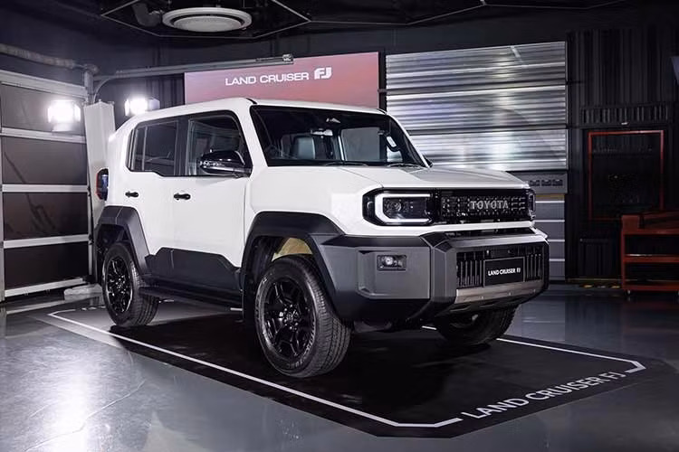 Theo thông tin từ tư vấn bán hàng, Toyota Land Cruiser FJ 2026 sẽ có mức giá dự kiến khoảng 1,2 tỷ đồng. Xe được trang bị động cơ xăng 2.7L, đi kèm hộp số tự động 6 cấp và hệ dẫn động 4x4 linh hoạt mọi địa hình. Tại thị trường Thái Lan, xe có giá khởi điểm 1.269.000 Baht (tương đương 1 tỷ đồng).