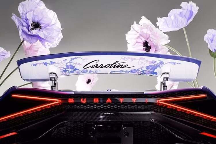 Siêu xe này được sơn màu trắng với họa tiết hoa màu tím và dòng chữ 'Caroline', tên con gái của chủ sở hữu. Dĩ nhiên, sẽ chẳng có ý nghĩa gì khi sở hữu một chiếc Bugatti với lớp sơn đặc biệt nếu nội thất không được thiết kế riêng.