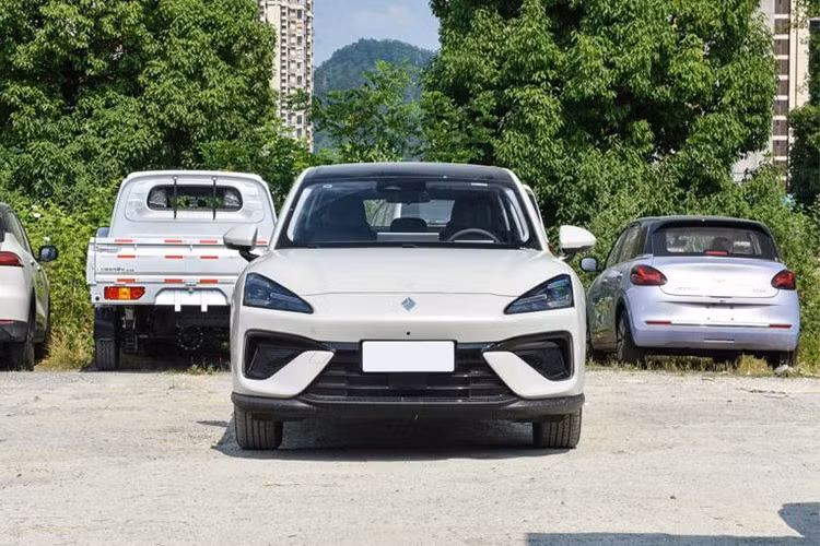 Baojun Yunhai được trang bị gói hỗ trợ lái thông minh Lingmou đạt cấp độ L2, bao gồm các tính năng cao cấp như kiểm soát hành trình thích ứng (ACC), hỗ trợ giữ làn (LKA) và phanh khẩn cấp tự động (AEB). Ngoài ra, các tiện ích như camera toàn cảnh 360 độ và giám sát áp suất lốp cũng xuất hiện đầy đủ trên các phiên bản.