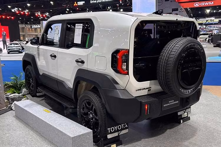 Thiết kế ngoại thất của mẫu xe SUV địa hình Toyota Land Cruiser FJ 2026 thiên về sự thực dụng với các chi tiết mang đậm chất SUV địa hình. Hệ thống treo trước dạng tay đòn kép và treo sau liên kết 4 điểm kết hợp lò xo cuộn giúp đảm bảo độ ổn định khi di chuyển trên nhiều loại địa hình.