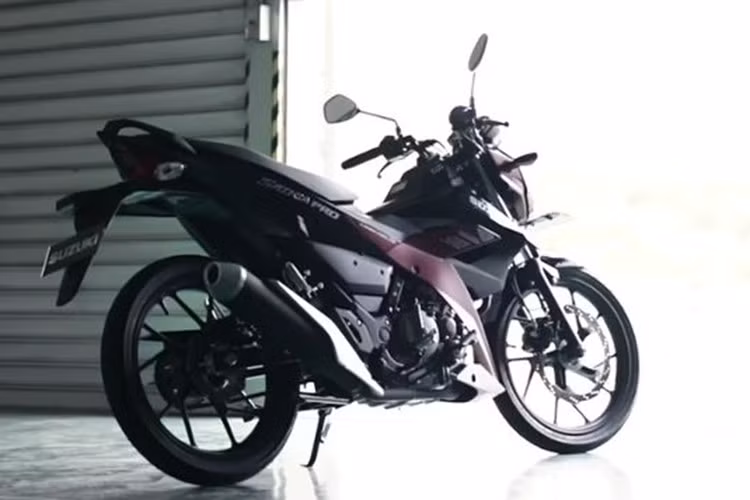 Cả hai phiên bản Suzuki Satria 2026 đều dùng chung động cơ xăng DOHC 4 van, dung tích 147cc, làm mát bằng chất lỏng, tích hợp hệ thống phun xăng điện tử Fi. Theo thông tin nhà sản xuất công bố, động cơ này sản sinh công suất 18,1 mã lực tại 10.000 vòng/ phút, mô-men xoắn cực đại 13.8 Nm tại 8.500 vòng/phút, đi kèm hộp số hộp số 6 cấp.