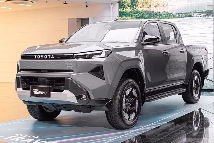 Hilux TRAVO-e là một phần trong chiến lược tham gia chương trình EV 3.5 của Toyota tại Thái Lan, với sản lượng mục tiêu 5.000 xe, trong đó 500 xe sẽ dành cho thị trường nội địa mỗi năm, còn lại phục vụ xuất khẩu sang châu Âu. Xe đạt tỷ lệ nội địa hóa linh kiện lên tới 95%.