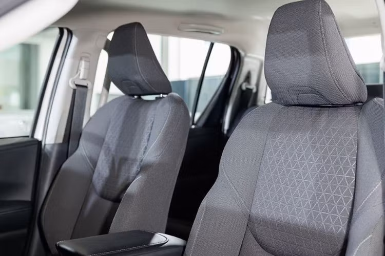 Hilux TRAVO-e được trang bị hệ dẫn động bốn bánh toàn thời gian (AWD) với hai mô-tơ điện — phía trước công suất 112 mã lực (206 Nm), phía sau 176 mã lực (269 Nm), cho tổng công suất 196 mã lực.