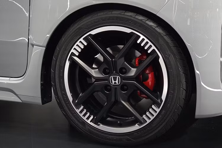 Các chi tiết thiết kế đặc trưng của xe kei car trên Honda Super-One bao gồm hốc bánh loe rộng, bao bọc lốp cỡ lớn tạo dáng vẻ thấp cho mẫu ô tô điện hạng A này. Các chi tiết khí động lực học tinh tế hơn như khe gió trước và sau giúp cải thiện hiệu suất vận hành đồng thời tối ưu khả năng làm mát.