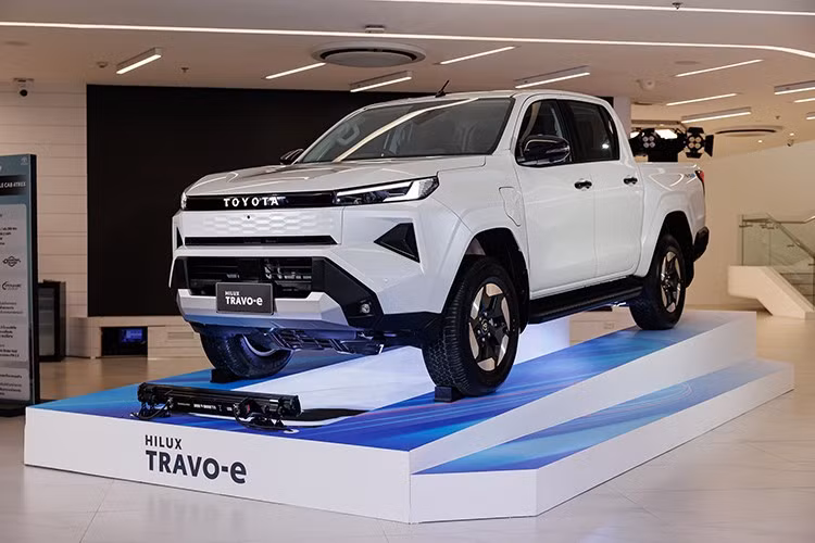 Mẫu xe bán tải Toyota Hilux TRAVO-e 2026 thuần điện vừa chính thức ra mắt tại Thái Lan. Kích thước tổng thể của xe dài 5.320 mm, rộng 1.855 mm, cao 1.800 mm, với chiều dài cơ sở 3.085 mm.