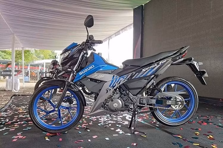 Tại xứ vạn đảo, mẫu xe Suzuki Satria 2025 này do PT Suzuki Indomobil Sales (SIS) sản xuất, phân phối 2 phiên bản gồm Suzuki Satria F150 và Satria Pro. Cả hai phiên bản này dù có một số khác biệt về một số chi tiết thiết kế, trang bị tính năng và kể cả giá bán nhưng đều đã được tinh chỉnh lại kiểu dáng.