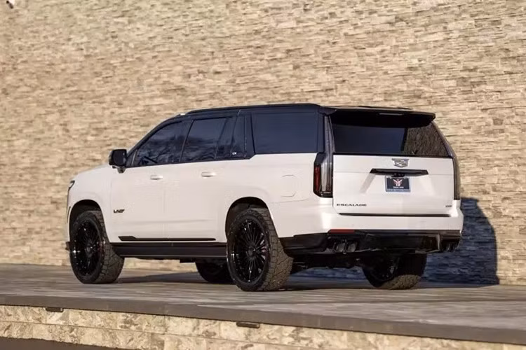 Nhưng phiên bản Escalade ESV 2025 còn đưa chiếc SUV hạng sang cỡ lớn này lên tầm cao mới, khi được nâng cấp mạnh mẽ hệ truyền động biến một chiếc SUV hạng sang vốn đã mạnh mẽ thành một cỗ máy hiệu suất cao, thu hẹp khoảng cách giữa sự thoải mái và cảm giác phấn khích tột độ.