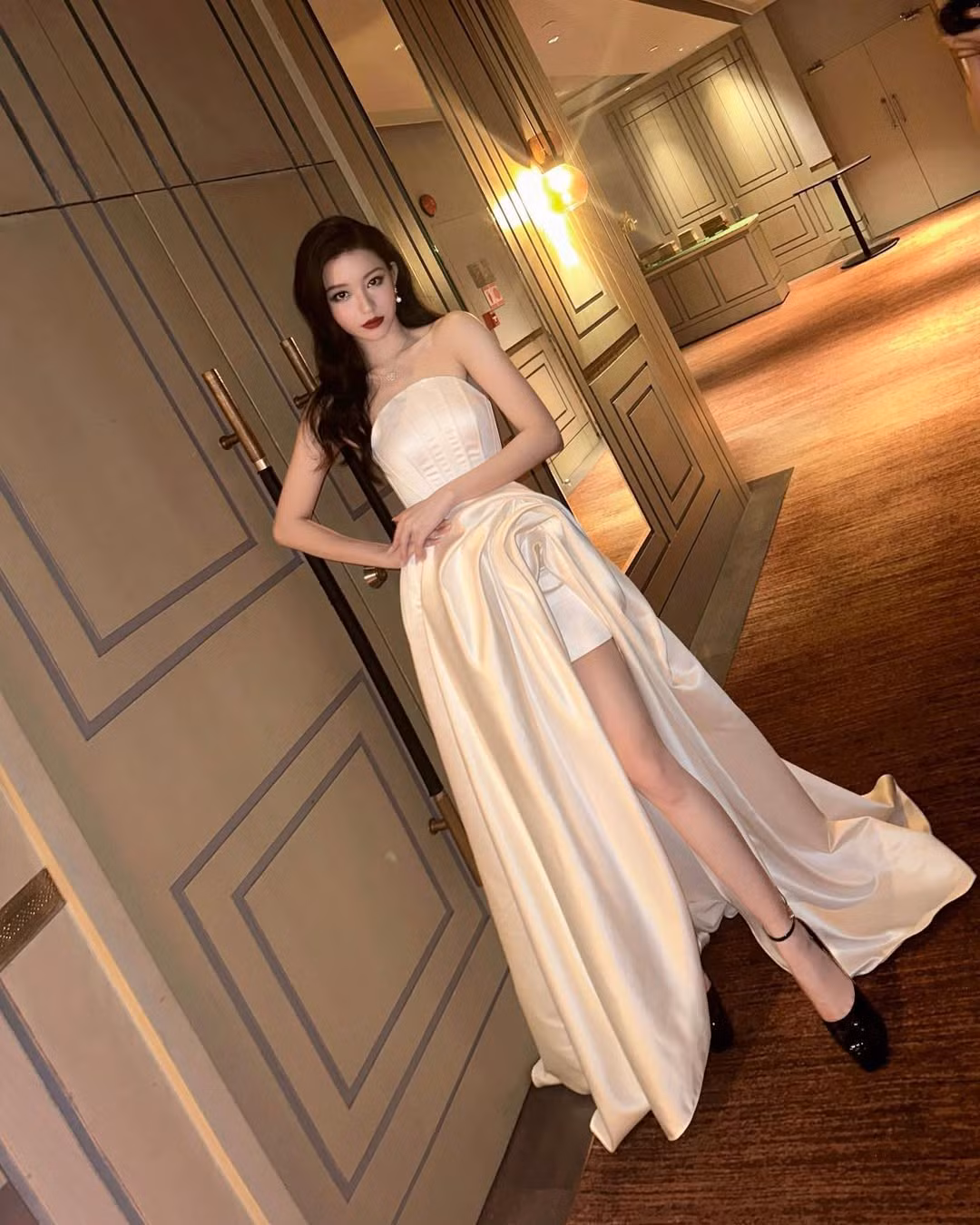 Mỗi khi xuất hiện, Bâu Krysie đều khiến nhiều người chú ý bởi vẻ đẹp tựa “nữ thần”. Cô nàng sở hữu gương mặt đẹp, làn da trắng cùng vóc dáng thanh mảnh, cuốn hút.