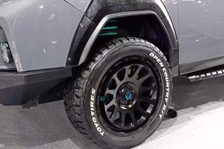 Ngoài ra, xe còn được bổ sung giá nóc cỡ lớn đi kèm sáu đèn pha phụ, gợi liên tưởng đến các mẫu SUV việt dã chuyên dụng. Bộ mâm sơn đen đi kèm lốp địa hình Toyo Open Country R/T giúp tăng khả năng bám đường trong điều kiện khó khăn.