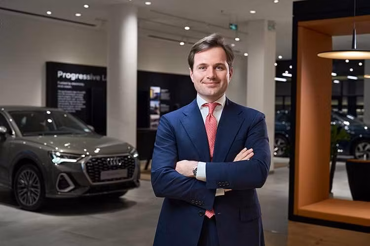 Trong khuôn khổ sự kiện, Audi Việt Nam cũng công bố ông Joost van Houwelingen chính thức đảm nhiệm vai trò Tổng Giám đốc, kế nhiệm ông Ferry Enders sau hai năm giữ chức vụ. Việc thay đổi lãnh đạo cấp cao được kỳ vọng sẽ mở ra giai đoạn phát triển mới, với trọng tâm là mở rộng mạng lưới showroom và danh mục sản phẩm.