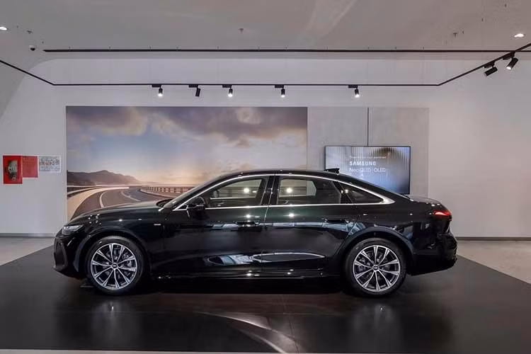 Ở vị trí trung tâm showroom là khu trưng bày, nơi một mẫu xe Audi được bố trí làm điểm nhấn thị giác ấn tượng, liền kề với khu công nghệ chuyên giới thiệu và giải thích sâu các công nghệ đặc trưng của thương hiệu.