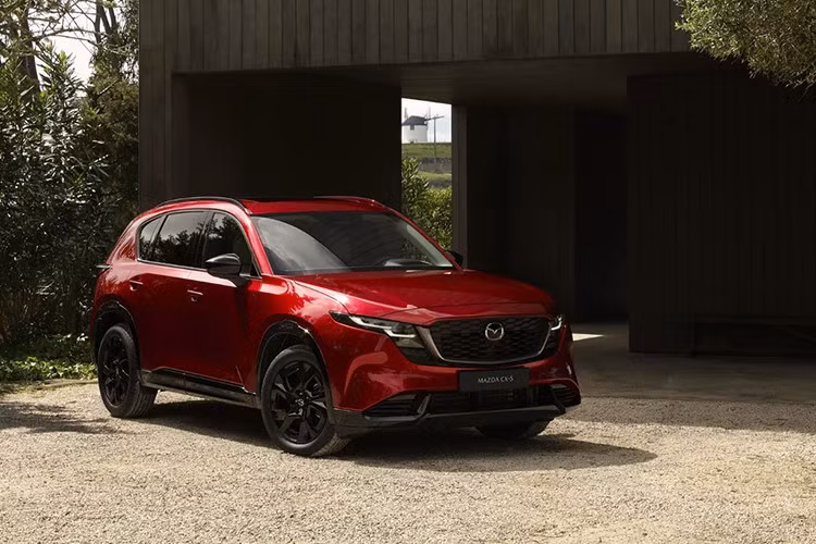Toàn bộ các phiên bản CX-5 2026 đều sử dụng động cơ xăng SkyActiv-G 2.5L, 4 xi-lanh, công suất 187 mã lực và mô-men xoắn 252 Nm. Động cơ này kết hợp với hộp số tự động 6 cấp và hệ dẫn động bốn bánh toàn thời gian (AWD) tiêu chuẩn.Mazda xác nhận sẽ bổ sung tùy chọn động cơ hybrid cho CX-5 vào năm 2027, sử dụng nền tảng động cơ mới SkyActiv-Z.
