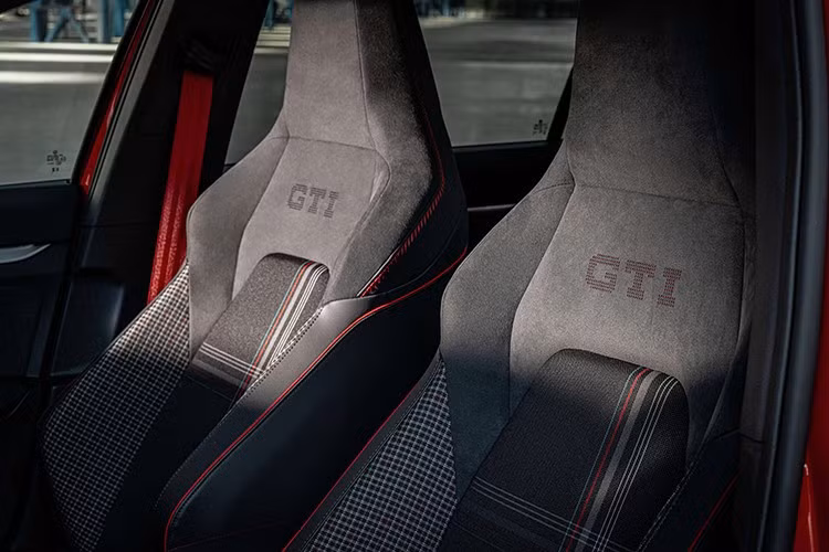 Gói trang bị tùy chọn Performance Pack bao gồm hệ thống treo hạ thấp, hệ thống ống xả Akrapovic và mâm hợp kim đen 19 inch (Warmenau) đi kèm lốp bán trơn giúp tăng độ bám đường.