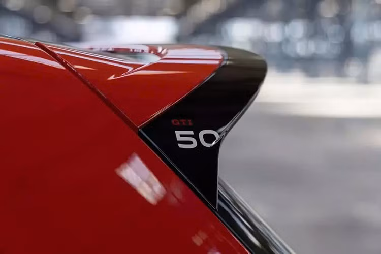 Volkswagen Golf GTI Edition 50 sở hữu động cơ quen thuộc giống như các phiên bản GTI thấp hơn, đó là động cơ xăng 2.0 lít TSI kết hợp với hộp số tự động bảy cấp. Động cơ này sản sinh công suất 320 mã lực – mạnh hơn 24 mã lực so với GTI thông thường – và mô-men xoắn 310 pound-feet (420 Nm).