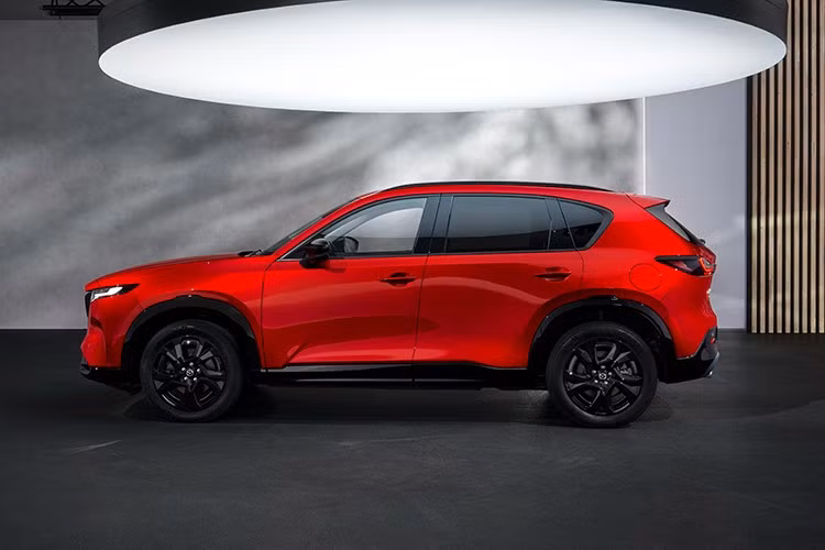 So với đời cũ, giá bán của CX-5 2026 đã tăng khoảng 940 USD (xấp xỉ 24,7 triệu đồng), đồng thời nhỉnh hơn khoảng 90 USD (khoảng 2,37 triệu đồng) so với mẫu CX-50 cùng cỡ. Hãng Mazda chưa công bố đầy đủ danh sách tùy chọn cho CX-5 2026, song màu sơn cao cấp sẽ có tính phí riêng.