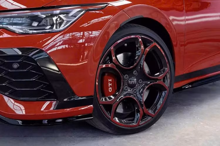 Theo nhà sản xuất ôtô Đức, phiên bản đặc biệt này của mẫu xe hatchback nhỏ gọn dẫn động cầu trước nổi tiếng sẽ đạt tốc độ tối đa 168 mph (270 km/h) và có thể tăng tốc từ vị trí xuất phát đến 62 mph (100 km/h) chỉ trong 5,3 giây.