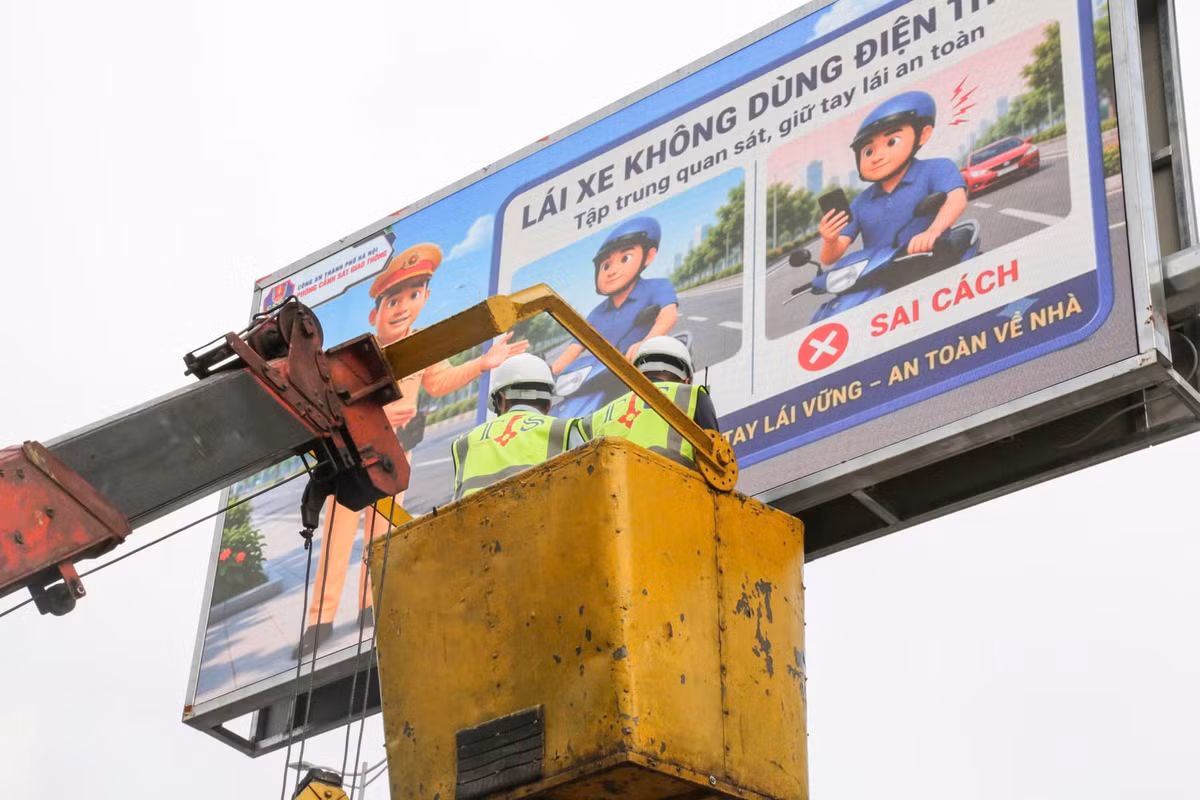 Theo Phòng CSGT, toàn bộ hệ thống màn hình LED được kết nối trực tiếp với Trung tâm điều khiển giao thông Hà Nội.