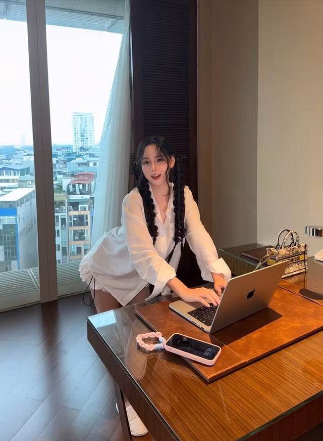 Xuất phát điểm là một cô nàng sinh viên ngành thiết kế thời trang, Uyên Ni dần được cộng đồng mạng biết đến bởi loạt hình ảnh chia sẻ khoảnh khắc đời thường siêu đáng yêu