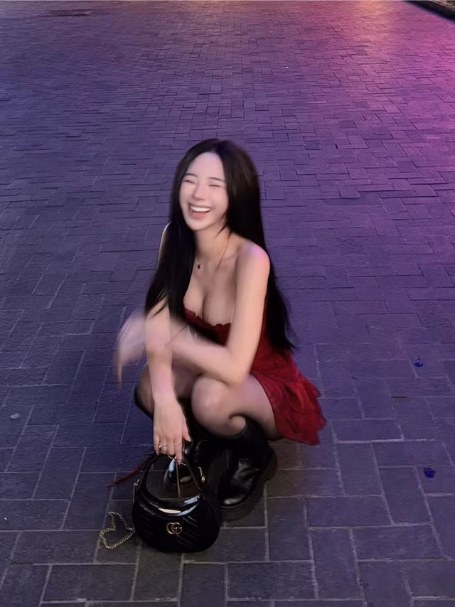 Uyên Ni sở hữu nhan sắc kẹo ngọt, nhỏ nhắn, đáng yêu, ghi dấu ấn với nụ cười tươi tắn.