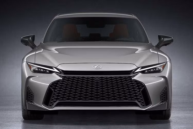 Với những thay đổi toàn diện này, Lexus IS 2026 thế hệ mới sẽ cạnh tranh mạnh mẽ với các đối thủ đến từ châu Âu ở phân khúc sedan hạng sang. Xe dự kiến mở bán tại nhiều thị trường từ đầu năm 2026.