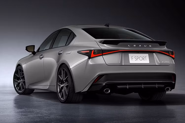 Đuôi xe gần như giữ nguyên, ngoại trừ việc thay logo bằng dòng chữ “Lexus”. Phiên bản F Sport được bổ sung cánh gió sau lớn hơn, bộ mâm hợp kim nhôm 19 inch thiết kế nan mảnh và kẹp phanh sơn đỏ tùy chọn. Chiều dài tổng thể tăng nhẹ lên 4.720 mm, còn chiều rộng, chiều cao và trục cơ sở vẫn giữ nguyên.