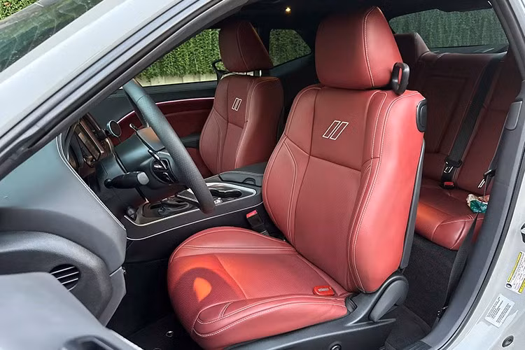 Bỏ ra số tiền hơn 2,5 tỷ đồng, khách hàng sẽ nhận được một chiếc Dodge Challenger SXT 2016 được trang bị động cơ Pentastar V6, dung tích 3.6 lít, sản sinh công suất tối đa 305 mã lực tại vòng tua 6.350 vòng/phút và mô-men xoắn cực đại 362 Nm tại vòng tua 4.800 vòng/phút.