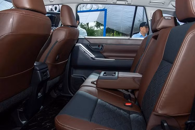 Những trang bị cao cấp như cửa sổ trời, gói an toàn Toyota Safety Sense, cảnh báo điểm mù và cảnh báo phương tiện cắt ngang phía sau nhiều khả năng cũng sẽ không xuất hiện trên phiên bản 2.0G.