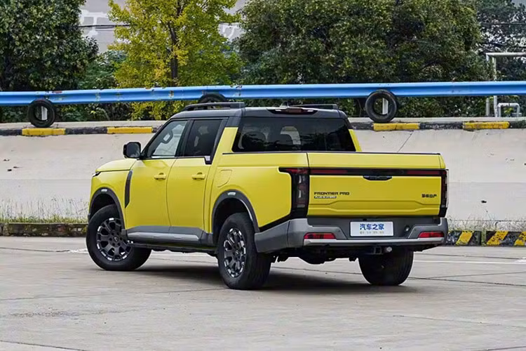Frontier Pro được Nissan tách bạch triết lý thiết kế giữa hai hệ động lực, trong đó bản động cơ đốt trong (ICE) giữ ngôn ngữ V-Motion đặc trưng, mang đến diện mạo khỏe khoắn, quen thuộc nhưng hiện đại hơn.
