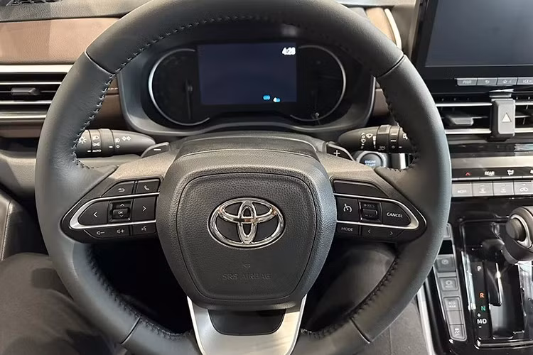 Trong khoang nội thất, Innova Cross 2.0G dự kiến được trang bị cụm đồng hồ analog kết hợp màn hình TFT 4,2 inch thay cho màn hình kỹ thuật số 7 inch. Vô-lăng không bọc da và không có lẫy chuyển số, ghế lái chỉnh cơ thay vì chỉnh điện.