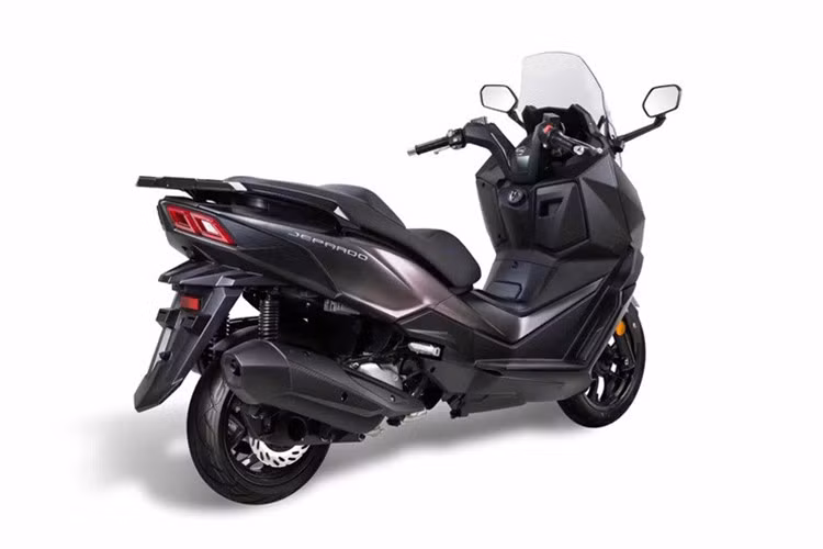 Gương chiếu hậu được gắn phía trước, trên kính chắn gió, giúp mở rộng tầm nhìn. SYM Jepardo 2026 cũng sử dụng chìa khóa thông minh hiện đại tăng các trải nghiệm hiện đại cho người dùng.