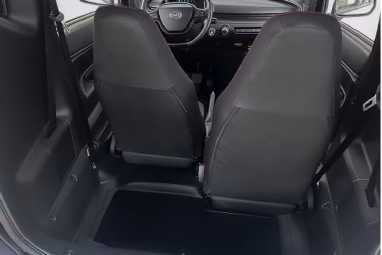 Nano S05 có khoang cabin được bố trí tối giản với màn hình màu 5 inch hiển thị các thông tin vận hành như mức pin, tốc độ và chế độ lái. Khoang lái không có màn hình giải trí trung tâm nhưng vẫn có cổng USB và giá đỡ điện thoại.
