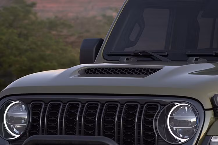 Kaiser Jeep M715 được phát triển dựa trên Jeep Gladiator SJ những năm 1960 và từng phục vụ quân đội Mỹ theo hình thức mua sẵn có thương mại (COTS).