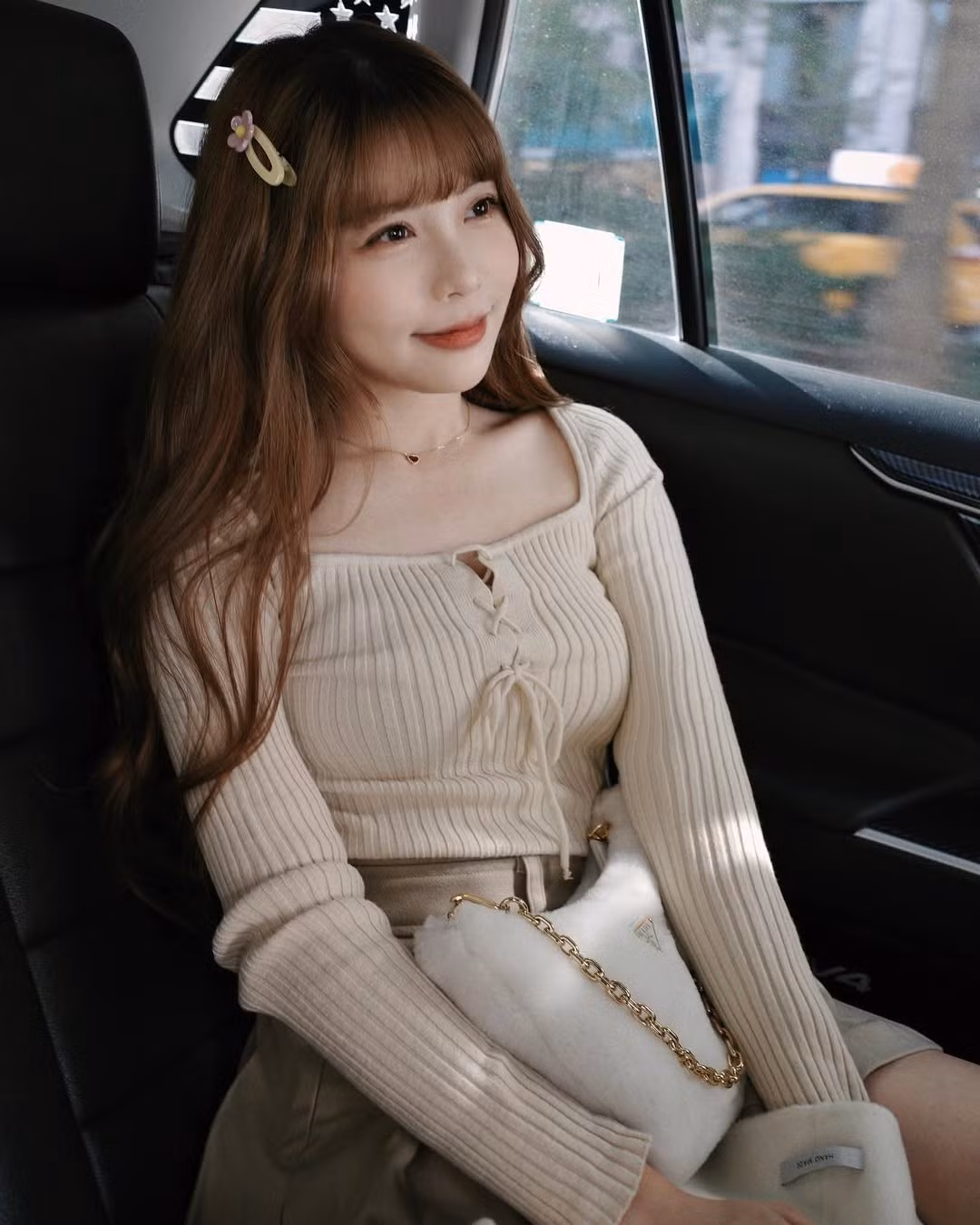 Người đứng sau tài khoản ấy đã gửi cho cô những hình ảnh đồi trụy, bao gồm cả ảnh chụp bộ phận cơ thể và các hành vi biến thái.