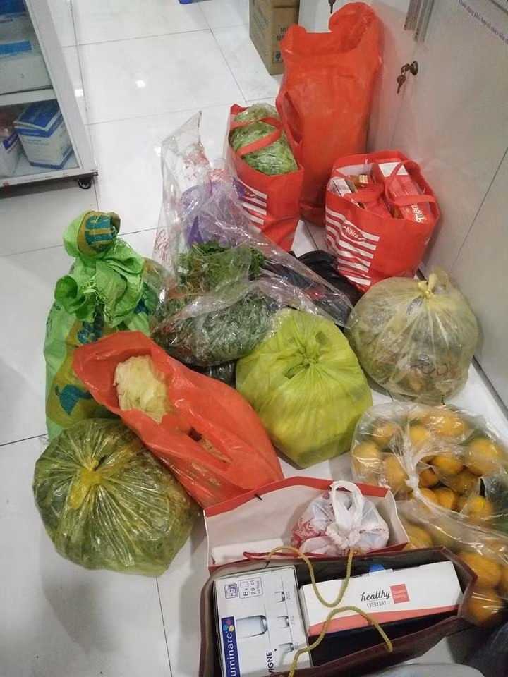 Nhiều sinh viên chia sẻ, dù ở thành phố đồ ăn không thiếu, nhưng những món quê nhà vẫn mang cảm giác rất khác. Đó là hương vị quen thuộc của gia đình, của bếp nhà, khiến người trẻ vơi bớt cảm giác xa quê sau những ngày Tết sum vầy. “Chỉ cần mở hộp bánh chưng mẹ gói là thấy Tết như vẫn còn đâu đó”, một sinh viên tâm sự.