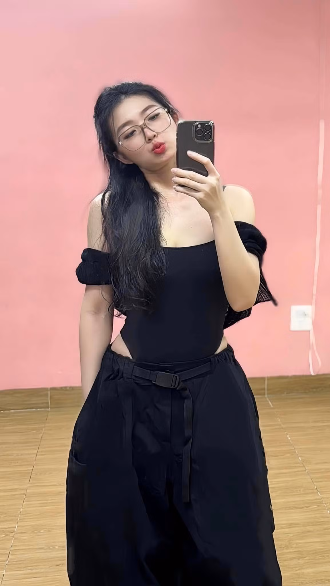 Câu trả lời ngắn gọn nhưng đầy sắc sảo của Phương Ku vừa hài hước, mà còn cho thấy một thái độ tự bảo vệ mạnh mẽ và dứt khoát trước những vấn đề cá nhân trên mạng. Với cô, "thương có giới hạn, thích phải văn minh". Và, điều đó quan trọng hơn hàng triệu lượt view hay lượt theo dõi.