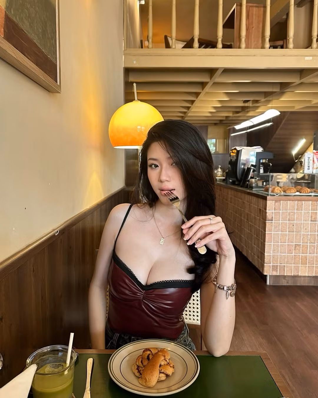 Theo đuổi phong cách gợi cảm, Diệp Phương Linh là hot girl nổi tiếng trên mạng xã hội. Cô nàng sở hữu Instagram cá nhân với hơn 116 nghìn người theo dõi.