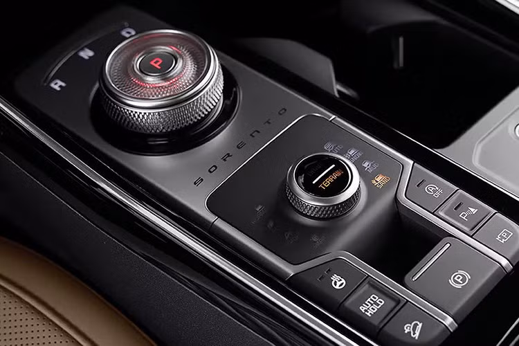 Kia Sorento 2026 nhận được những cải tiến đáng chú ý về mặt công nghệ an toàn chủ động. Tất cả phiên bản đều trang bị tiêu chuẩn hệ thống hỗ trợ giữ làn đường cùng tính năng phát hiện tay nắm vô lăng, giúp nâng cao khả năng nhận diện tình huống và hỗ trợ người lái tối ưu hơn.