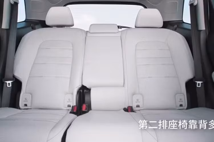 Một trong những điểm nhấn lớn là gói an toàn Honda Sensing 360+. Hệ thống này nâng cấp radar, camera, tích hợp bản đồ độ phân giải cao và định vị vệ tinh GNSS. Nhờ đó, tính năng kiểm soát hành trình thích ứng và hỗ trợ giữ làn được cải thiện đáng kể, hỗ trợ lái xe rảnh tay ngay cả khi vào cua.