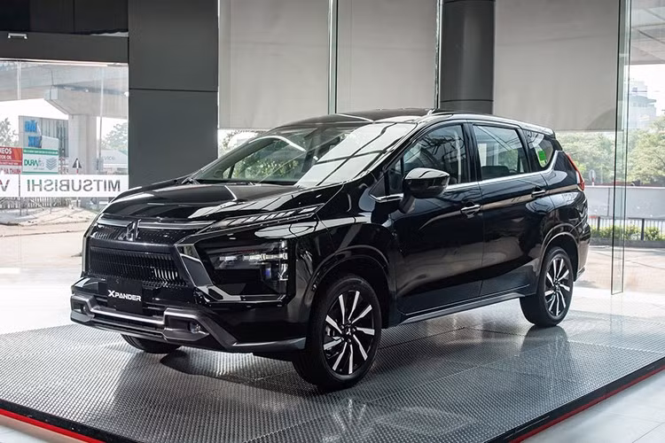 Xpander 2025 bổ sung thêm túi khí hông tại hàng ghế trước và túi khí rèm, nâng tổng số túi khí lên 6. Ngoài ra còn có các trang bị an toàn cao cấp như phanh tay điện tử (EPB) và giữ phanh tự động (Auto Hold), hỗ trợ phanh khẩn cấp (BA), hệ thống cân bằng điện tử (ASC), hệ thống kiểm soát lực kéo (TCL), hỗ trợ khởi hành ngang dốc (HSA)...