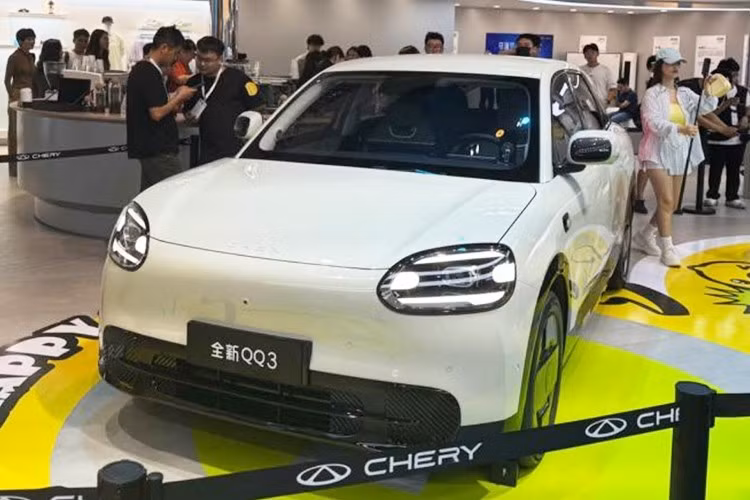 Vào đầu tháng 4/2025 vừa qua, Chery đã hồi sinh dòng ô tô giá rẻ này bằng việc giới thiệu mẫu xe concept QQ hoàn toàn mới tại Triển lãm Ô tô Thượng Hải. Sau gần nửa năm, phiên bản thương mại của Chery QQ thế hệ mới đã trình làng và được gọi bằng cái tên QQ3.