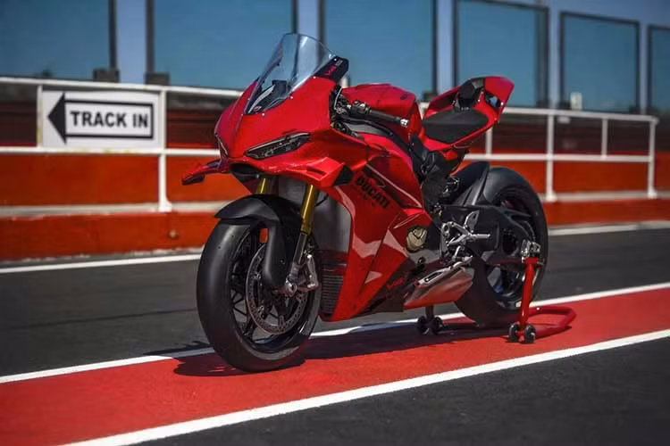 Ducati Panigale V4 phiên bản 2027 được nâng cấp với công suất mạnh hơn đồng thời tinh chỉnh khung gầm, tính khí động học và hệ thống điện tử nhằm cải thiện khả năng vận hành trên đường đua. Tại trường đua Vallelunga ở Ý, mẫu siêu môtô này đã đạt thời gian hoàn thành vòng đua trung bình nhanh hơn 0,4 giây so với phiên bản tiền nhiệm.