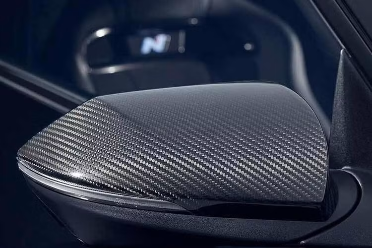 Sự xuất hiện của Elantra N Monochrome cũng được dự đoán là tín hiệu mở đường cho dòng sản phẩm N Lite mà hãng đang lên kế hoạch phát triển, nằm giữa phân khúc N Line và N thuần túy.