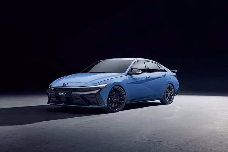 Dù vẫn thuộc nhóm xe N hiệu suất cao, Elantra N Monochrome cho thấy Hyundai đang thử nghiệm cách tiếp cận mới về thiết kế, hướng đến những khách hàng ưu tiên trải nghiệm lái nhưng không muốn ngoại hình quá nổi bật.