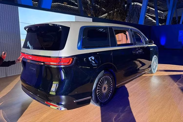 MPV hạng sang Luxeed Llounge 2026 sở hữu thiết kế bề thế và hiện đại. Phần đầu xe nổi bật với lưới tản nhiệt kích thước lớn cùng các nan dọc mạ chrome sáng bóng. Xe có chiều dài 5.359 mm, chiều rộng 2.009 mm và chiều cao 1.879 mm. Độ rộng rãi bên trong không gian nội thất được đảm bảo nhờ chiều dài cơ sở đạt mức 3.250 mm.
