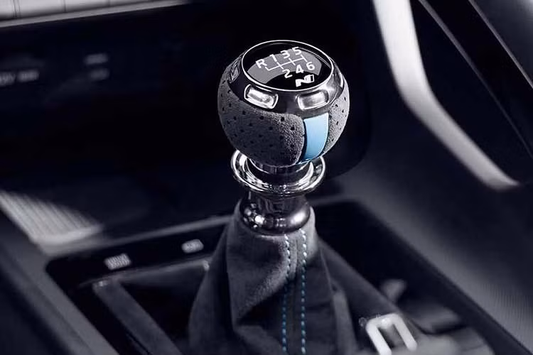 Elantra N Monochrome không có sự nâng cấp nào về cơ khí so với bản Elantra N tiêu chuẩn. Xe tiếp tục trang bị động cơ xăng 2.0L tăng áp 4 xi-lanh, sản sinh công suất tối đa 286 mã lực cùng mô-men xoắn cực đại 392Nm. Sức mạnh được gửi tới cầu trước thông qua hộp số sàn 6 cấp hoặc hộp số tự động ly hợp kép 8 cấp.